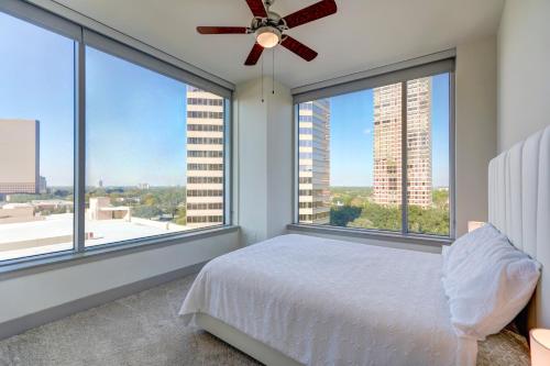 Giường trong phòng chung tại Hanover Post Oak