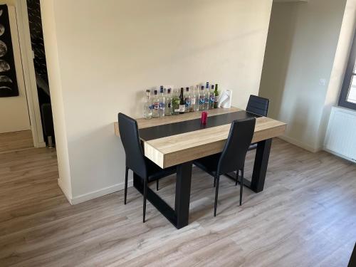 - une table à manger avec des chaises noires dans l'établissement Chez Denardd, à Saint-Étienne