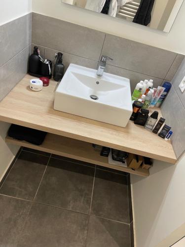 La salle de bains est pourvue d'un lavabo en bois. dans l'établissement Chez Denardd, à Saint-Étienne