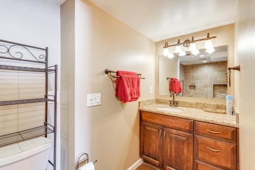 Koupelna v ubytování Convenience By the River Bullhead City Townhome!
