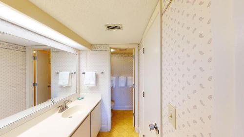 Ένα μπάνιο στο Coastal Hideaway 2 Bedroom Condo with Ocean Views