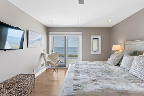 a bedroom with a large bed and a couch at Dreamview- Private Lake frontage in Spring Lake