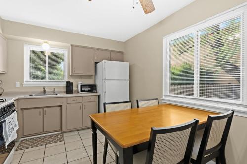 Η κουζίνα ή μικρή κουζίνα στο Big Fenced Backyard Sleeps 8