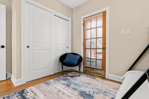 Foto dalla galleria di 4 Bedroom 2 Bath Middle of it all Sleeps 8 a Dearborn