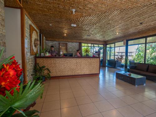 a lobby of a hotel with a bar in the middle at Royal Tahitien in Papeete