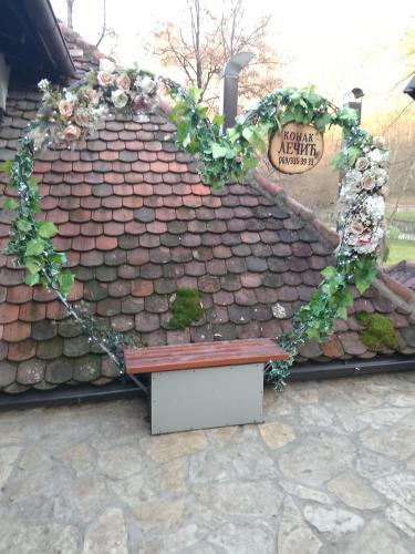 a bench sitting on top of a roof with flowers at Konak Lecic in TrÅ¡iÄ‡