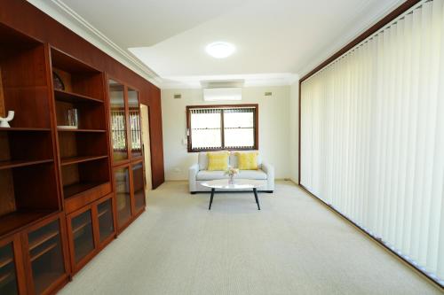 Χώρος καθιστικού στο 3BR Home with Pool Near Shops, M5 & Train Stations