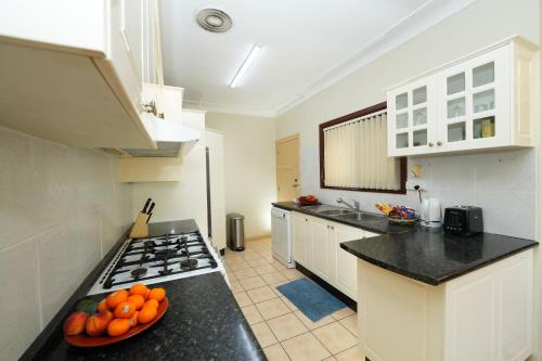 Η κουζίνα ή μικρή κουζίνα στο 3BR Home with Pool Near Shops, M5 & Train Stations