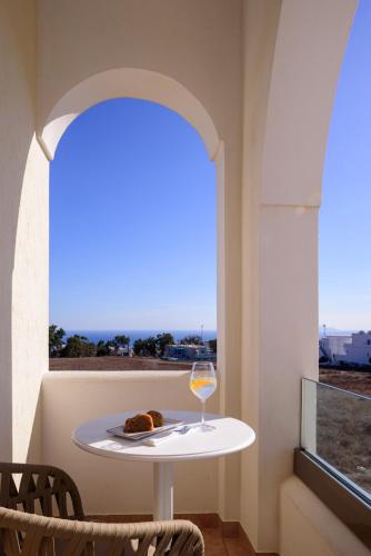 Un balcón o terraza de Astir Thira Hotel