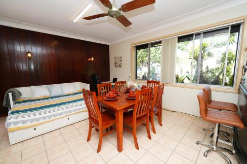 Χώρος καθιστικού στο 3BR Home with Pool Near Shops, M5 & Train Stations