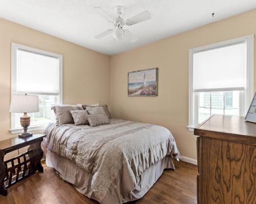 Postel nebo postele na pokoji v ubytování Peaceful Pastel - Cheerful Cottage Close to Pere Marquette and Muskegon Lake - Pet Friendly