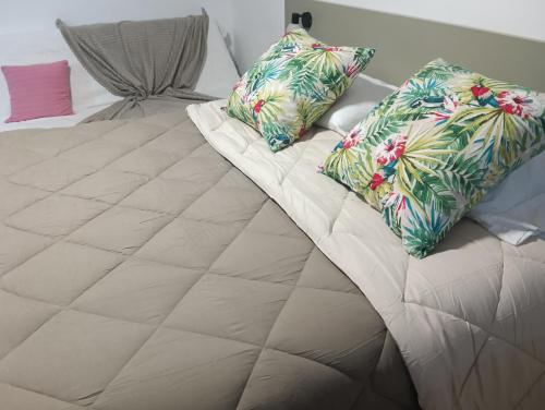 una cama con dos almohadas encima en Aveiro Ria View, en Aveiro