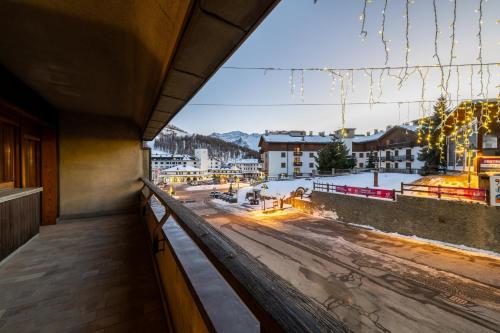 a balcony with a view of a snowy street at Appartamento Prestige in Sestriere