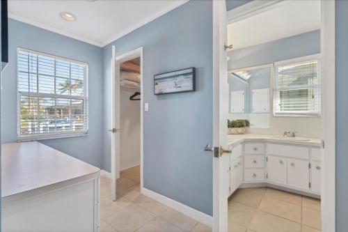 baño con lavabo y puerta blanca en 1406 Surfbird, en Punta Gorda