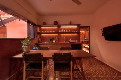 a kitchen with a large wooden table and chairs at Rojo Diseno Ubicacion Confort y AC in Oaxaca City