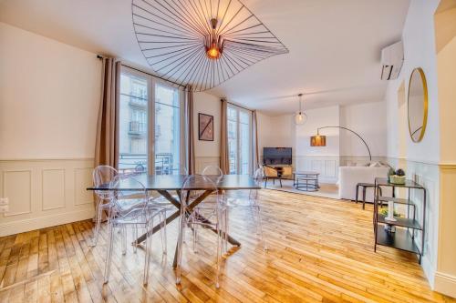 une salle à manger avec une table et des chaises en verre dans l'établissement L'étape Champenoise, à Reims