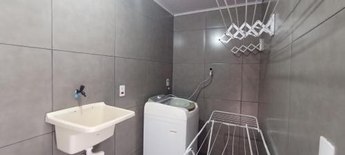 a small bathroom with a sink and a toilet at Vila Foz HOSTEL AP5 Apartamento completo de solteiro com garagem fechada e lavanderia, Temos Uber e guia turístico para indicar, nosso apartamento é a melhor opção de custo benefício de Foz do Iguaçu in Foz do Iguaçu