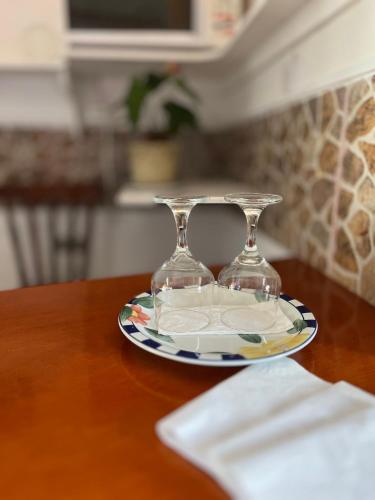 a glass holder on a plate on a table at Pousada Weiss Blau in Ilha Comprida