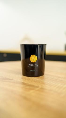 une tasse de café assise sur une table en bois dans l'établissement Charming apartment in Levallois, à Levallois-Perret