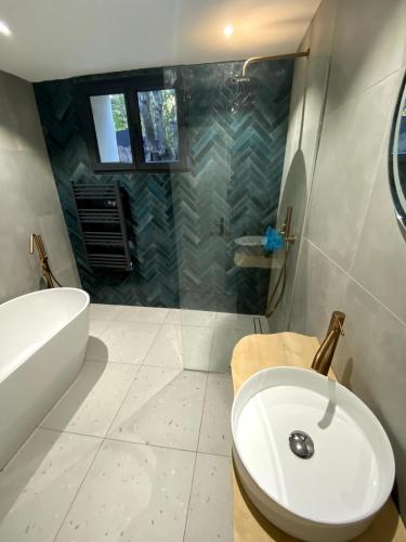 une salle de bain avec toilettes, douche et lavabo dans l'établissement La marjolaine, à Aubagne