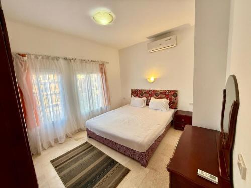 Кровать или кровати в номере Amazing 2BR Apartment - Al Dora Resort, Hurghada