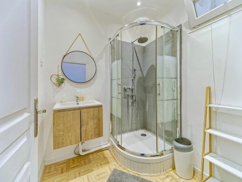 une salle de bain avec douche et lavabo dans l'établissement Spacious apartment-Hypercentre, à Nice