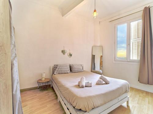 une chambre avec un lit et une fenêtre dans l'établissement Spacious apartment-Hypercentre, à Nice