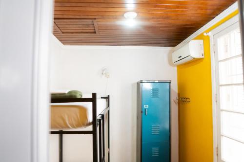 a room with a locker and a bunk bed at POA Eco Hostel in Porto Alegre