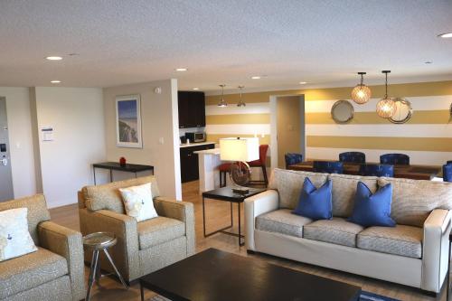 a living room with two couches and a kitchen at Southbank Hotel Jacksonville Riverwalk in Jacksonville