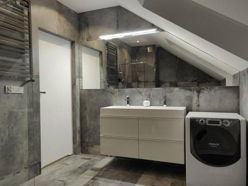 ein Badezimmer mit Waschbecken und Spiegel in der Unterkunft 7 stars in Środa Śląska