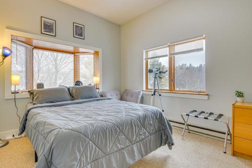 Voodi või voodid majutusasutuse Walk to Mount Snow Resort Unit with Pool and Hot Tubs toas