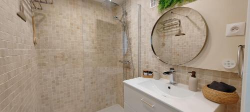 une salle de bain avec un lavabo et un miroir dans l'établissement Ideal Sea View, Near Calanques &Vélodrome -Parking, à Marseille