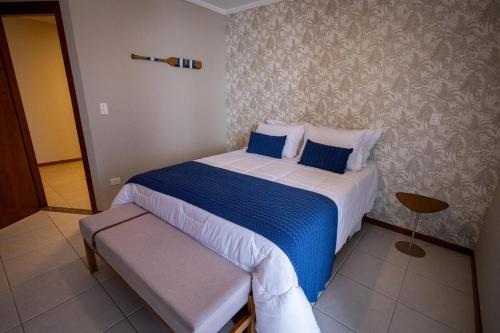 Una cama o camas en una habitación de Cobertura Duplex 44