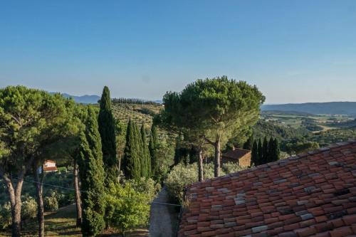 マッサ・マリッティマにあるAgriturismo Podere Acquarelloの木々と道路のある村の景色