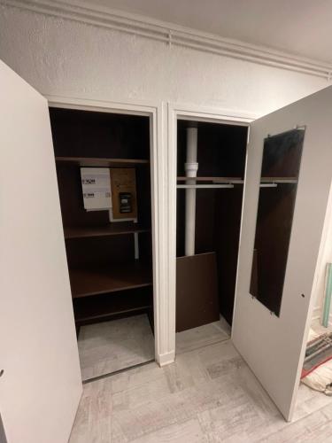 Cette chambre est dotée de murs blancs et de portes en verre. dans l'établissement Apartment 2, 3 pers. Lyon center, à Lyon