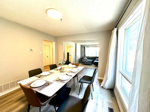a dining room with a long table and chairs at Cozy and spacious vacation home in Toronto in Toronto