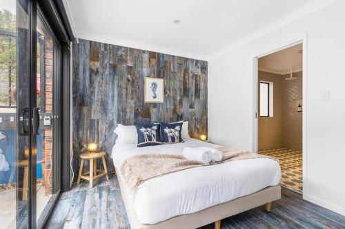 Una cama o camas en una habitación de 6 BDRM I Serenity at Buff Point
