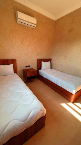 Ein Bett oder Betten in einem Zimmer der Unterkunft Villa Mazigh & piscine