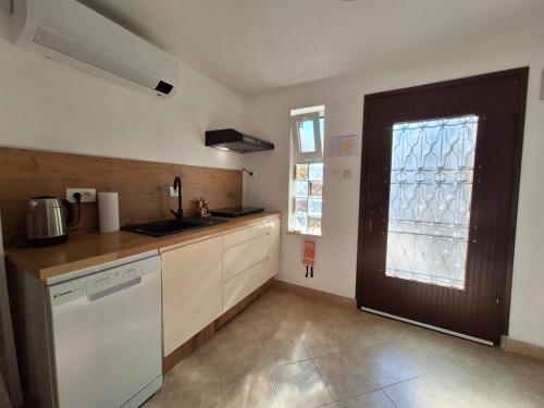 a small kitchen with a sink and a window at Zonnemarie in Mošćenička Draga