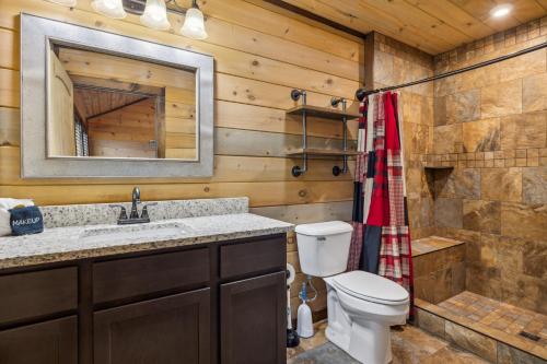 Koupelna v ubytování Enjoy Peace and Serenity 2BR Cabin with Hot Tub, Games & Mountain Views in Cobbly Knob Family & Pet Friendly