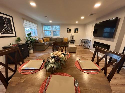 Televisyen dan/atau pusat hiburan di H1 One bedroom Apt Downtown Stamford
