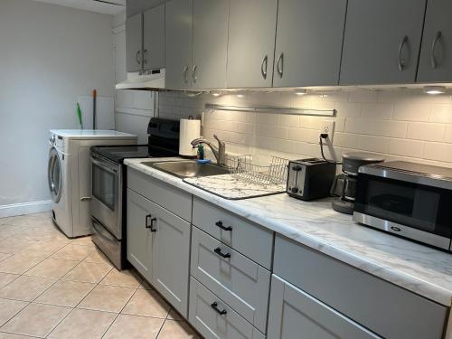Dapur atau dapur kecil di H1 One bedroom Apt Downtown Stamford
