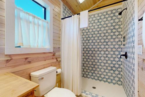 a bathroom with a toilet and a shower at Green Acres in Hye