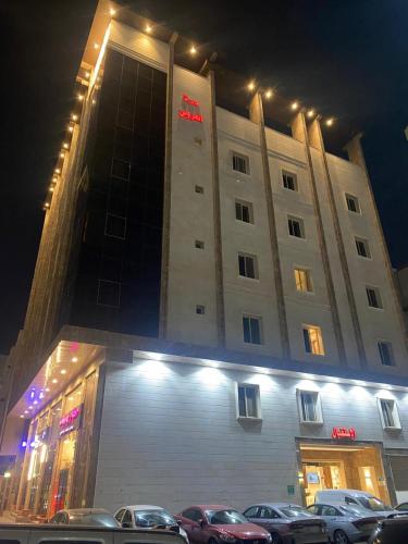 a large building with cars parked in front of it at درة العروس للوحدات السكنية المفروشة in Jeddah