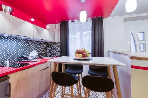 une cuisine avec une table avec un bol de fruits dessus dans l'établissement LE COCON- Confort & Cosy à Proximité de Disneyland, à Chessy