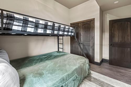 a bedroom with two bunk beds in a room at Peaceful Vista in Sevierville