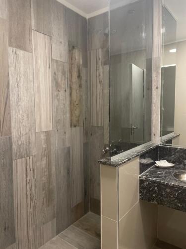 un baño con lavabo y espejo en Achalay Colonia Dora Hotel Boutique, en Colonia Dora