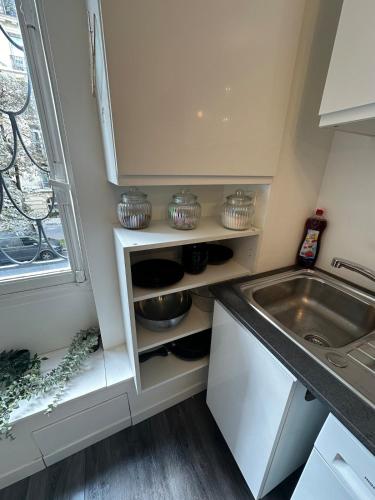 une petite cuisine avec un évier et un comptoir dans l'établissement Beautiful Studio Paris Eiffel Tower, à Paris