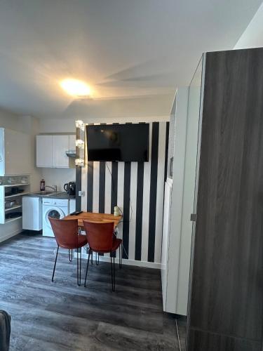 une cuisine avec une table et des chaises dans une pièce dans l'établissement Beautiful Studio Paris Eiffel Tower, à Paris