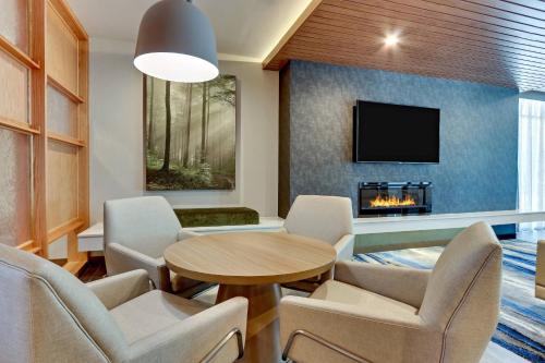 Fairfield Inn & Suites by Marriott Dallas Love Field Image